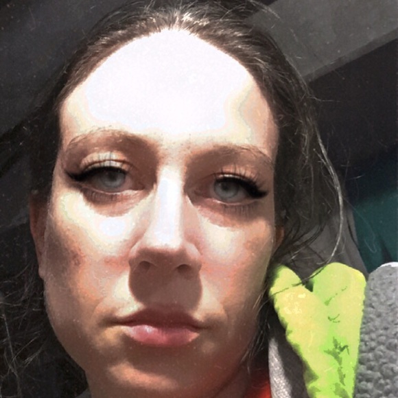 Meet your Posher, Danielle - Picture 2 of 3